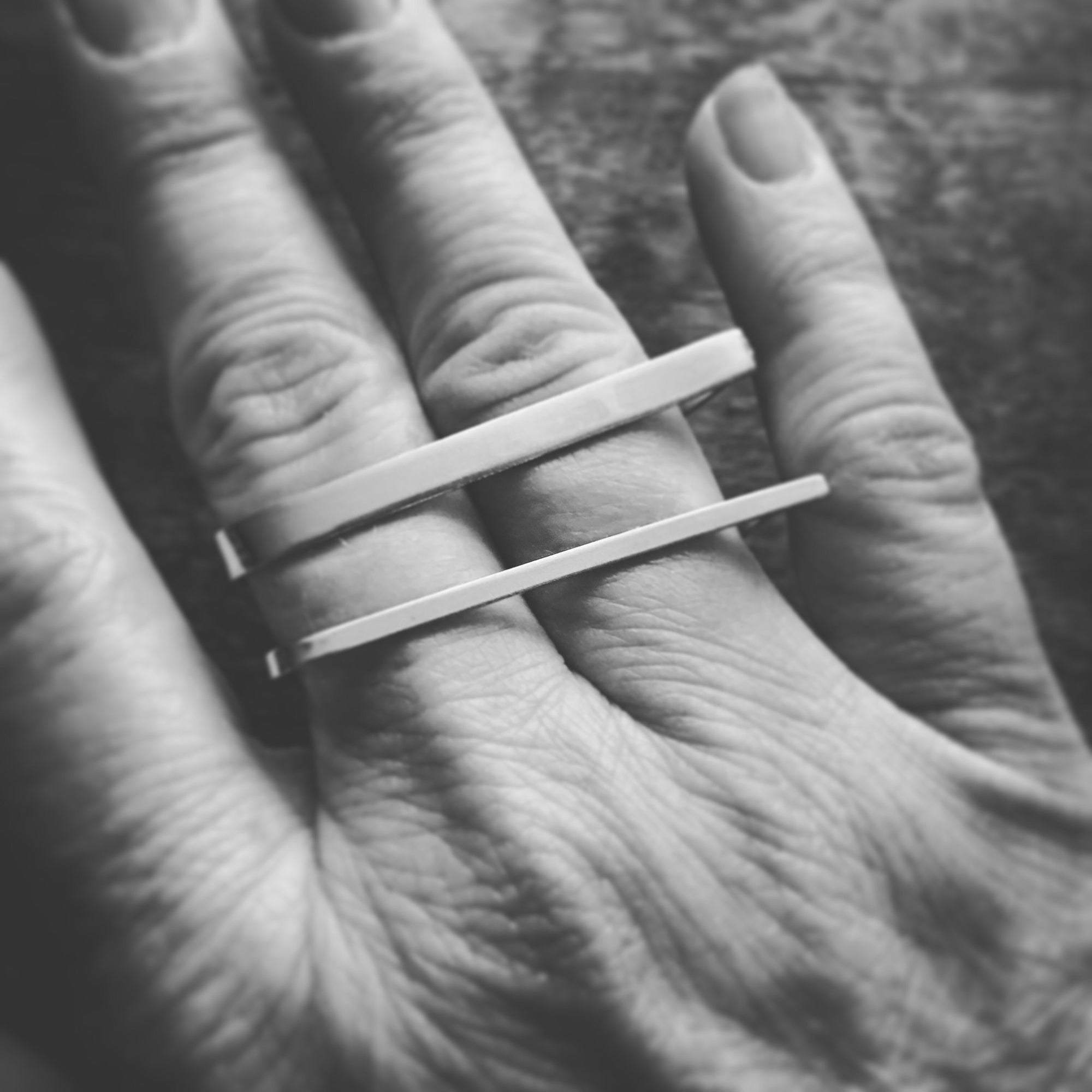 Double finger bar on sale ring